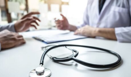 Üretra darllığı blog yazısı için doktor ve hasta görseli
