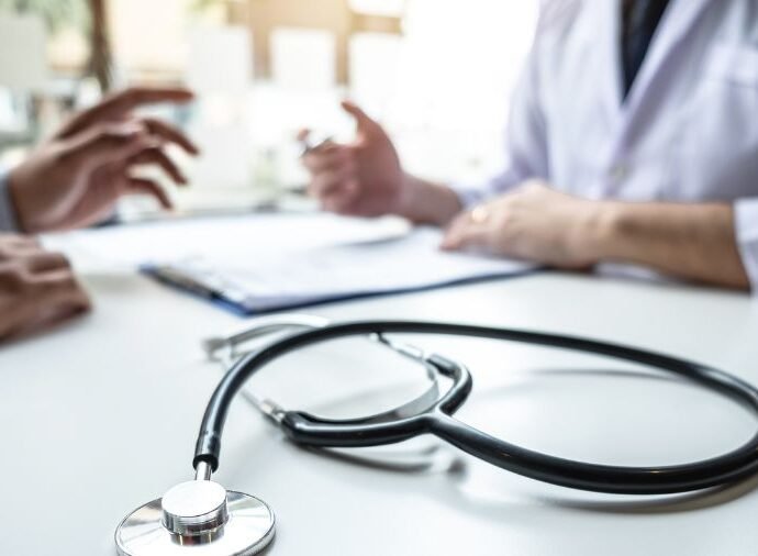 Üretra darllığı blog yazısı için doktor ve hasta görseli